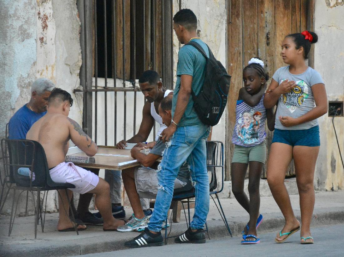 A Street Game of Dominoes (photographed by Yosel Vazquez)