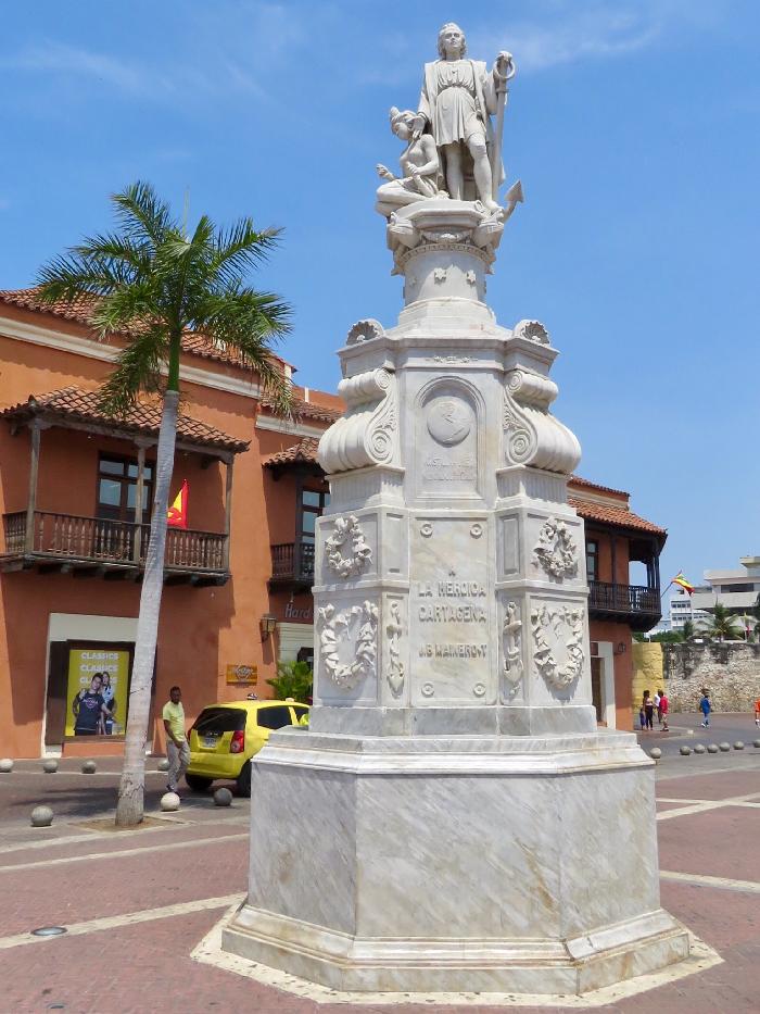 Statue of Christopher Columbus in Plaza de la Aduana