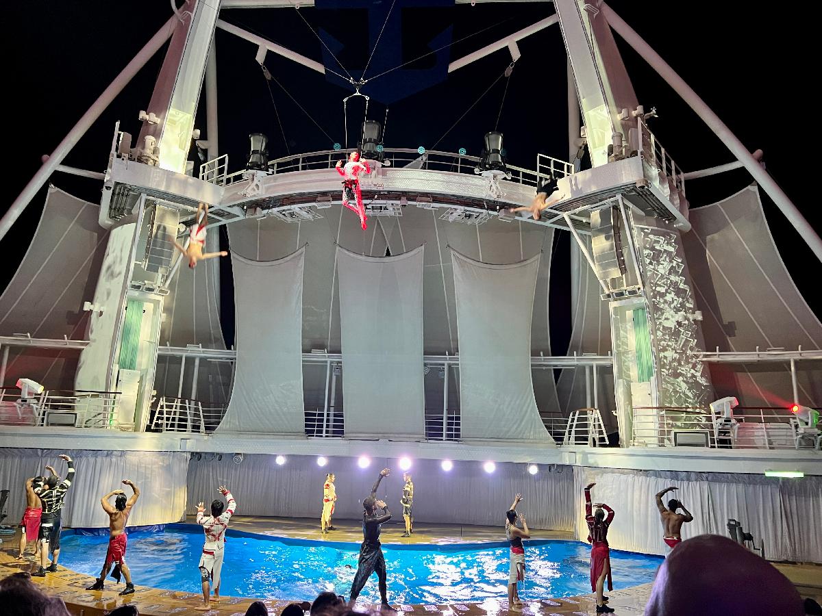 AquaTheater Acrobatics Amaze Audience in HiRO