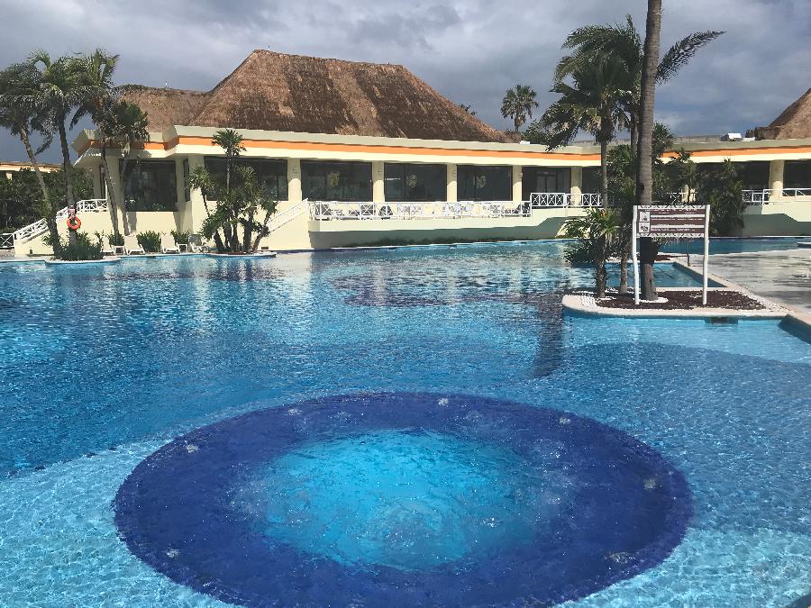 Luxury Akumal's "Middle Pool" Open to Adults and Children