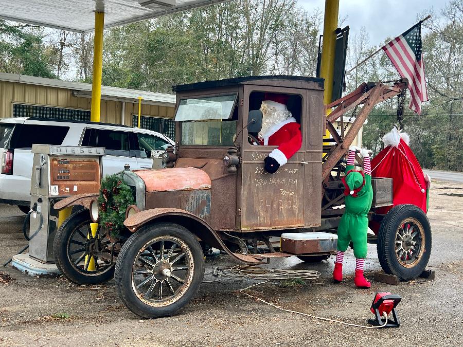 Eyes Wide Open in Ellisville for Santa in His Pick-up Truck 
