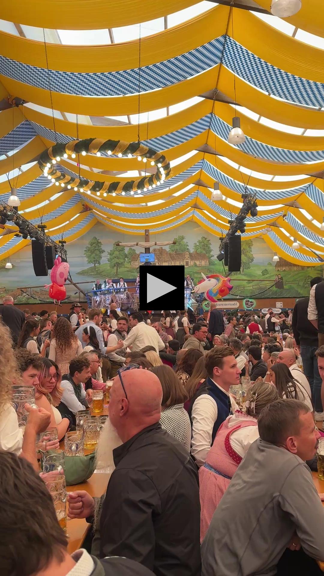 Traditional and Pop Music at Oide Wiesn
