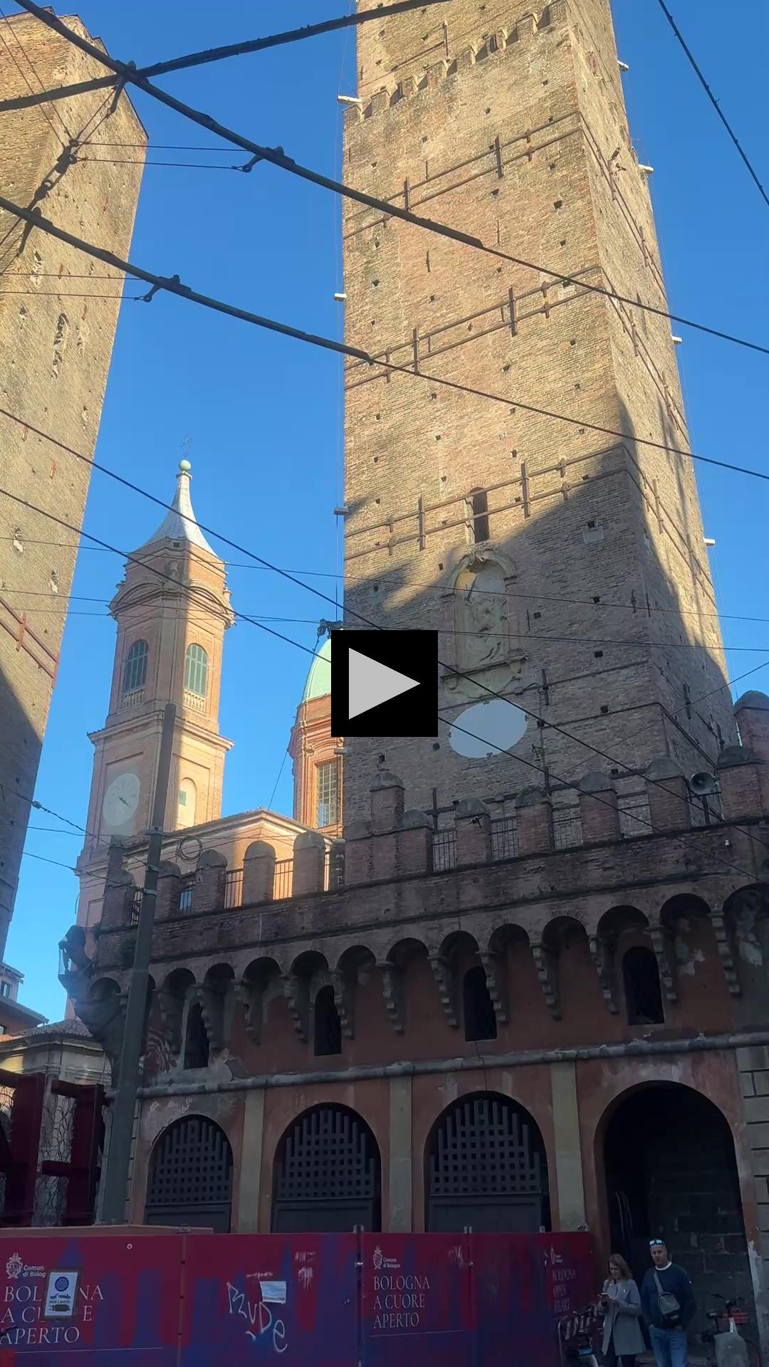 Twin Towers Towering over Bologna: Le Due Torri
